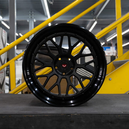 Vossen Forged GEN-01 - 3pc - 22x11 - ET18 - 5x132 - 66.56 - Satin Blk Ctr / Gloss Blk Outer